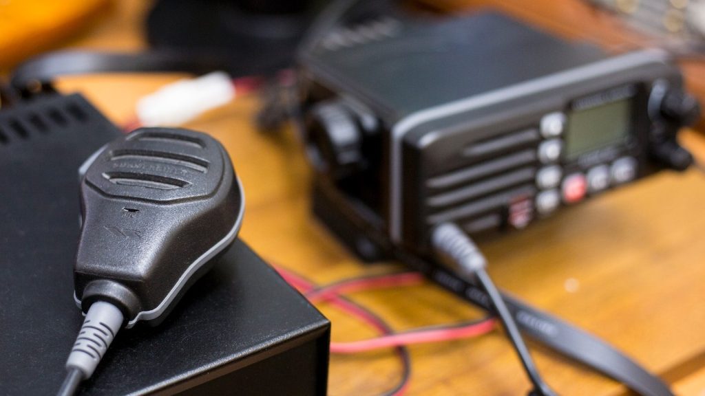 Radio et ordinateur sur bureau