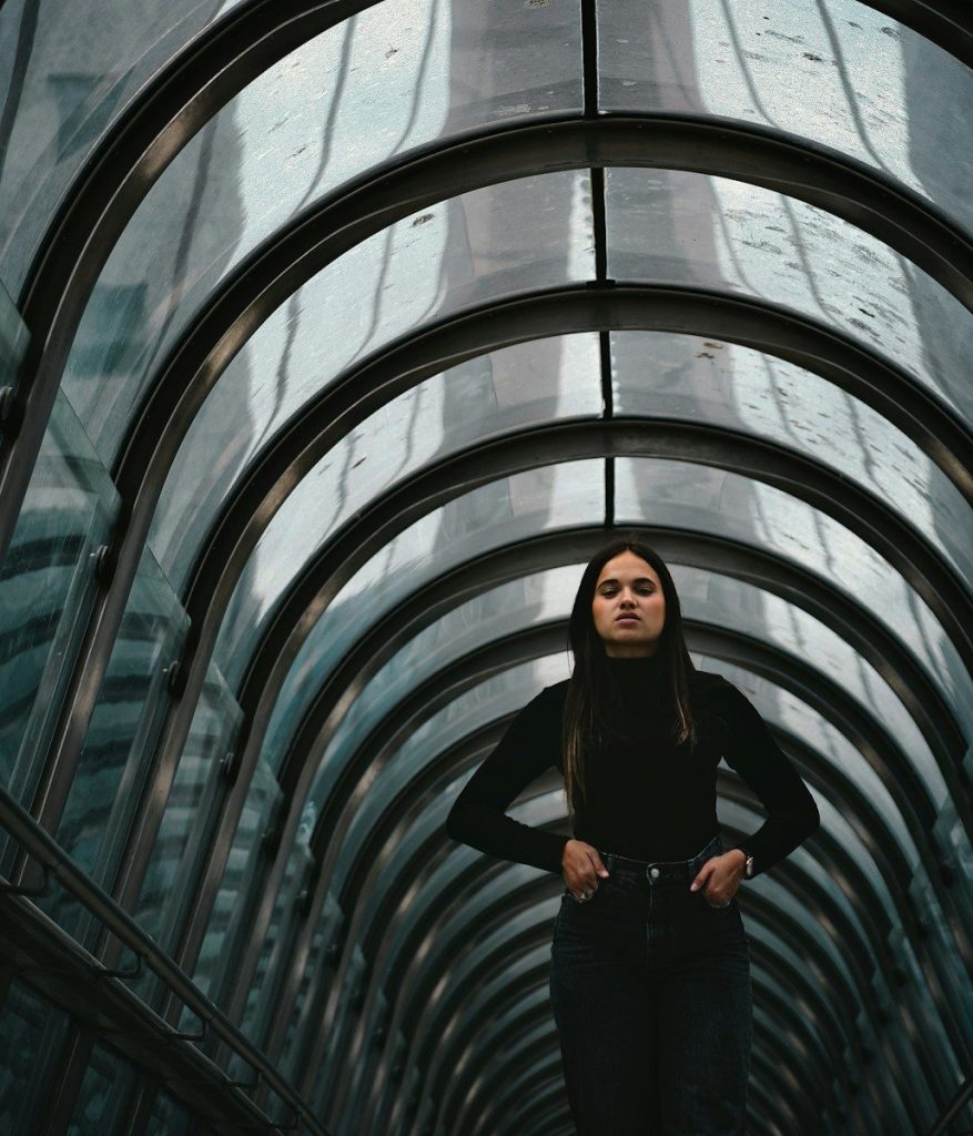Agent de sécurité devant bâtiment