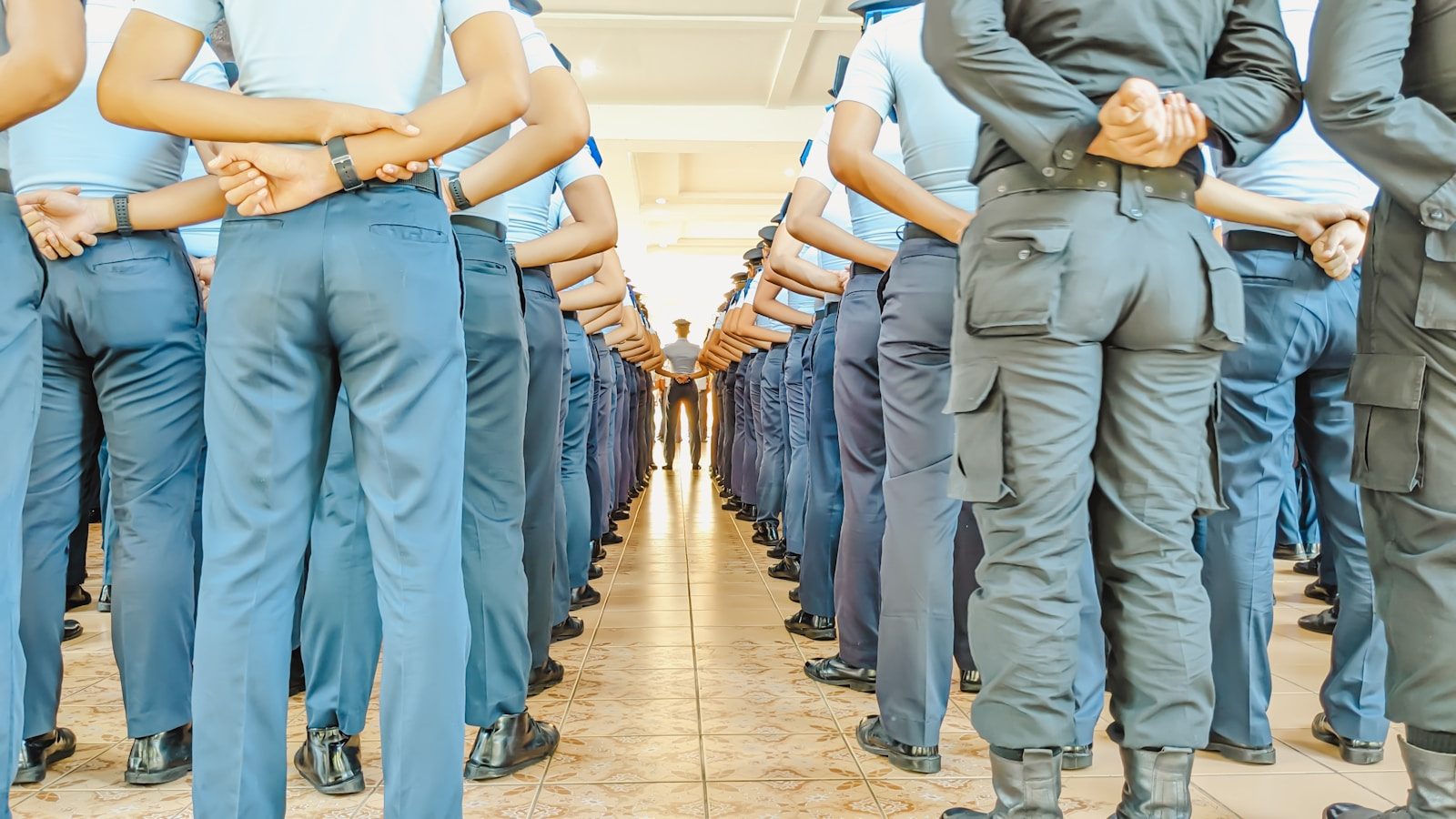 un groupe d'hommes en uniforme se tenant côte à côte